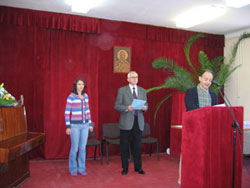 Nevena Vulićević prima nagradu od predsednika Društva matematičara Branka Popovića