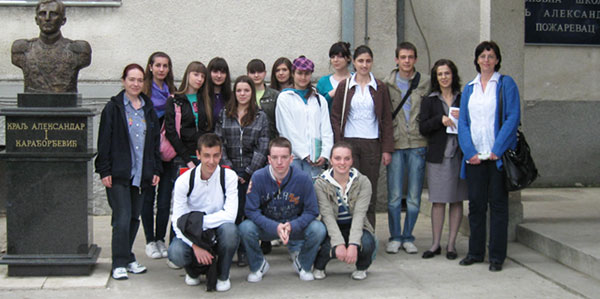 Regionalna smotra talenata- učenici Palanačke gimnazije sa profesorkama Draganom Žigić (engleski jezik), Bojanom Đorđević (srpski jezik i književnost) i Biljanom Ignjatović (biologija)