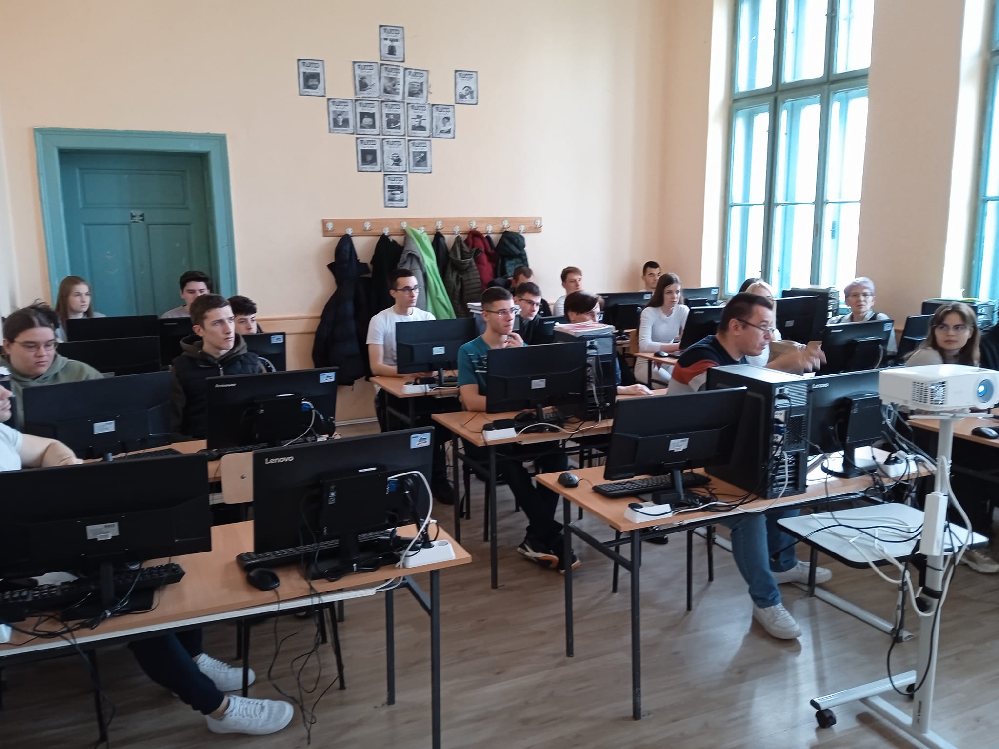 434328426_397679473003914_1392330016823486819_n